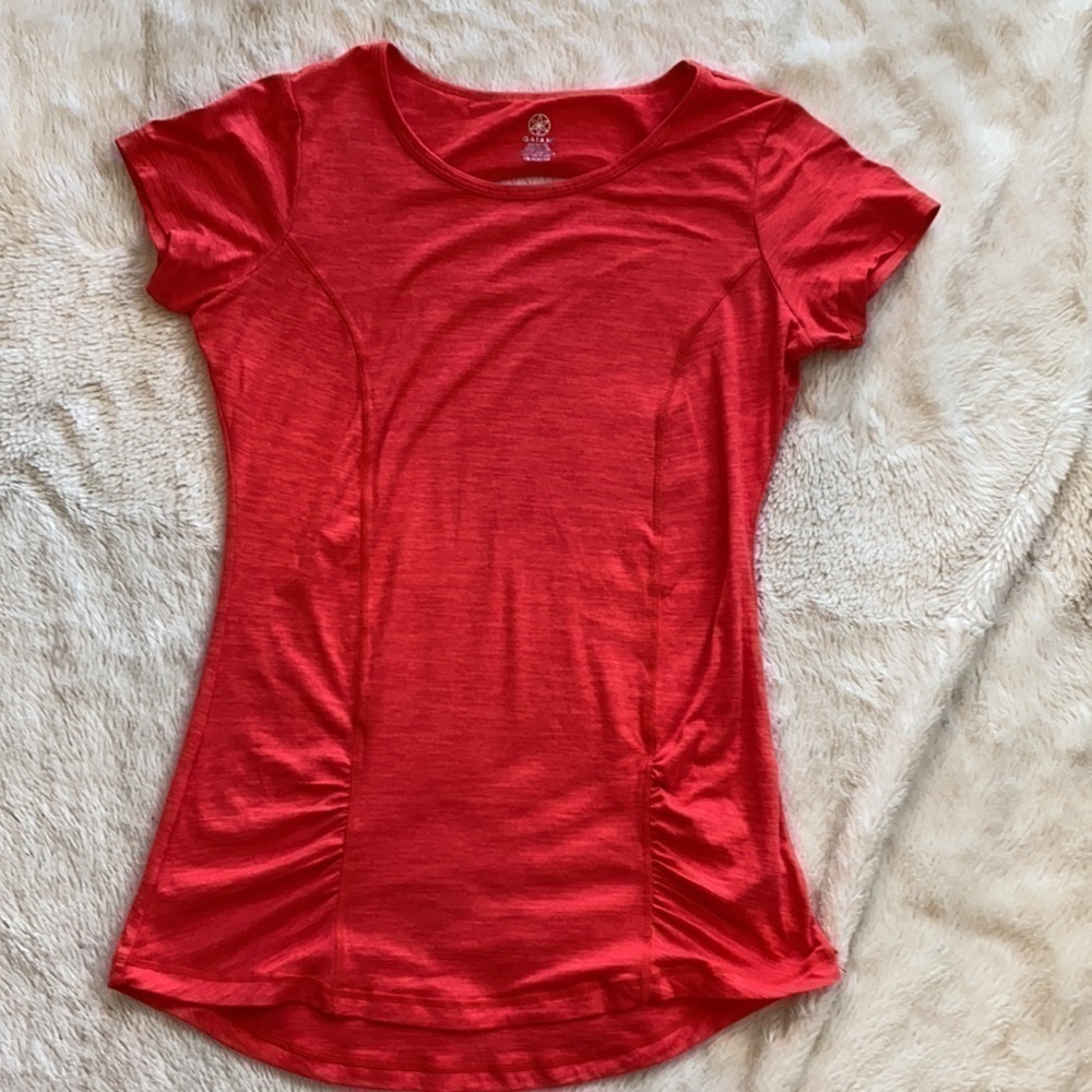 Gaiam Heather Hibiscus Red NWT Short Sleeve Yoga Shirt Xs